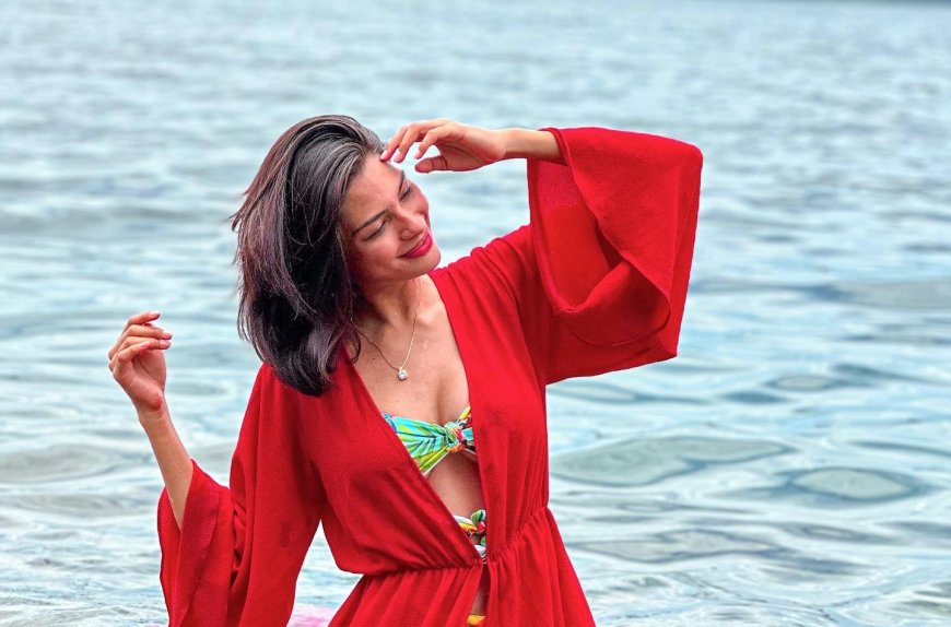 Μις Υφήλιος Κόρινθος: Η Sheynnis Palacios ποζάρει με το φόρεμα και την κορδέλα της στα νερά του Ισθμού