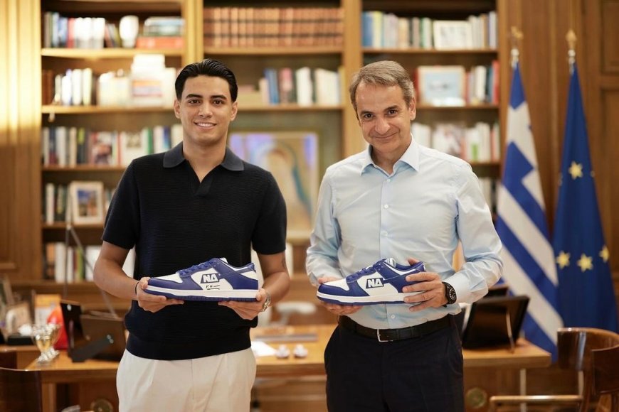 Αθλητικά ΝΔ: Ποιος είναι ο 20χρονος που έφτιαξε τα παπούτσια που φόρεσε ο Μητσοτάκης στο TikTok