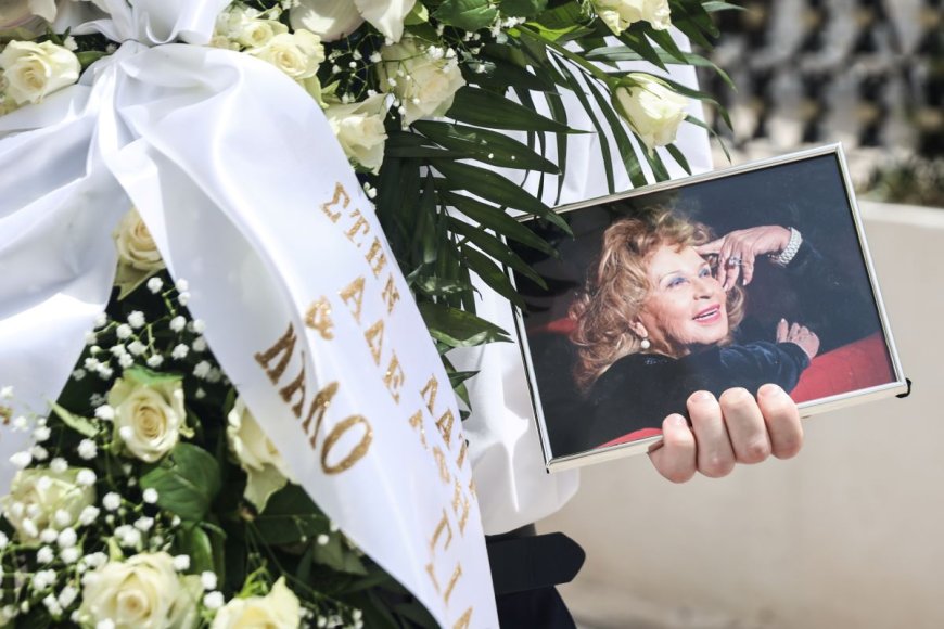 Κηδεία Στυλιανοπούλου: Σε κλίμα συγκίνησης το τελευταίο αντίο στην ηθοποιό