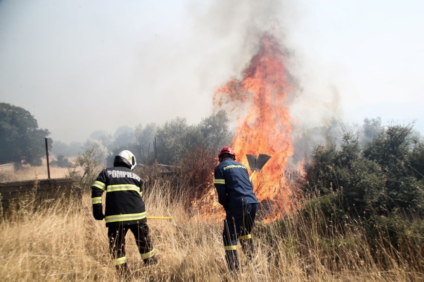 Φωτιά Βάρης – Κορωπίου: Εντολή εκκένωσης σε Λαμπρικά και Κίτσι