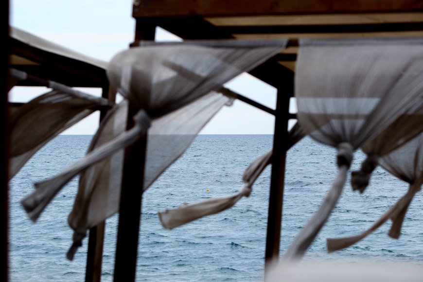 Χαλκιδική ανεμοστρόβιλος: Η στιγμή που ξηλώνονται ομπρέλες σε beach bar