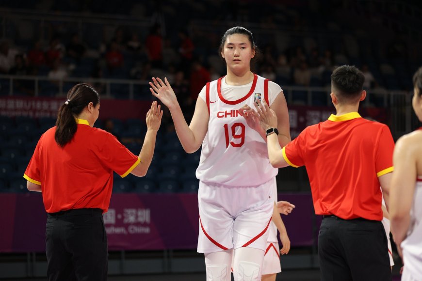17χρονη μπασκετμπολίστρια 2,2 μέτρα: Η μοναδική Zhang Ziyu από την Κίνα έγινε viral
