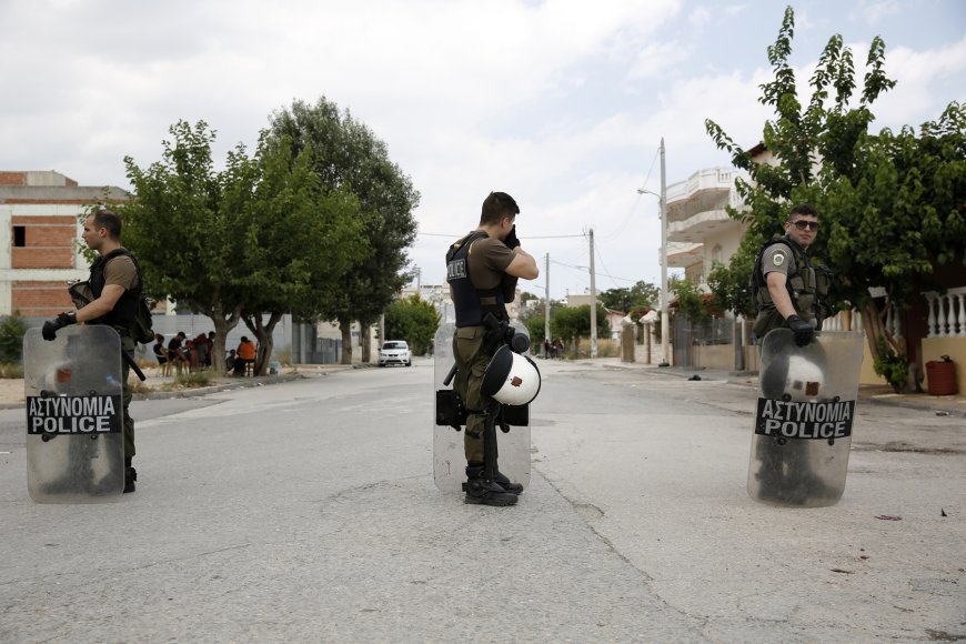 Καταζητούμενος για εισβολές σε καταστήματα έκανε “βουτιά” για να αρπάξει όπλο αστυνομικού