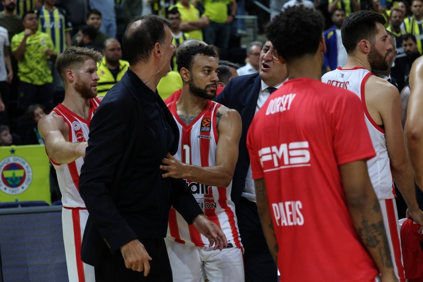 Φενερμπαχτσέ – Ολυμπιακός Euroleague: Έντονο φραστικό επεισόδιο Μπαρτζώκα-Γιασικεβίτσιους