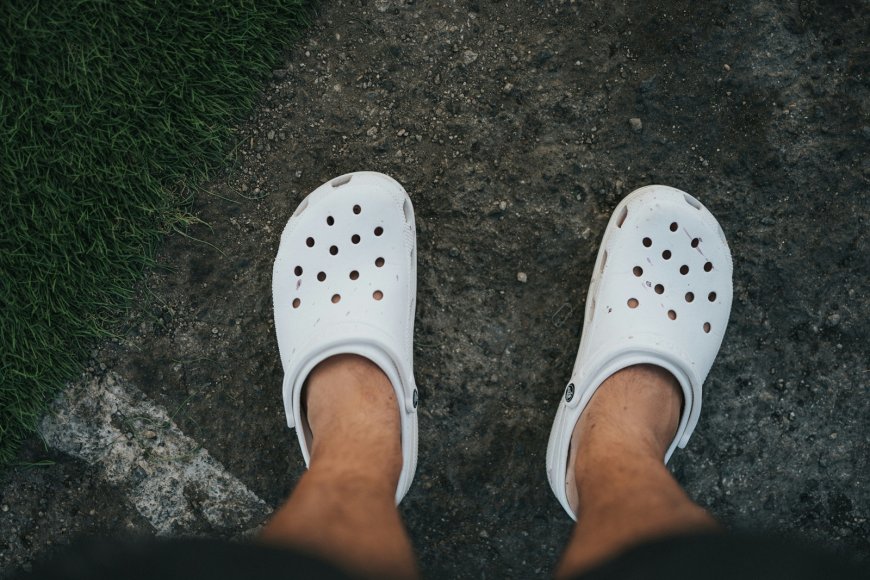 Σχολεία στις ΗΠΑ απαγορεύουν τα Crocs