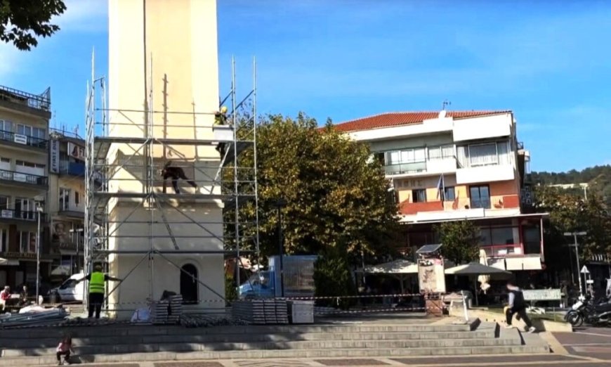 Το ιστορικό ρολόι της κεντρικής πλατείας… “ομορφαίνει”!… Ξεκίνησαν οι εργασίες ανάπλασής του