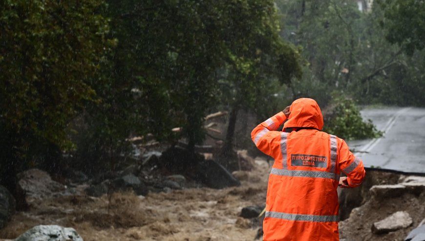 Κατολίσθηση στη Ναυπακτία: Βράχοι έκλεισαν την παλαιά εθνική Αντιρρίου-Ιωαννίνων