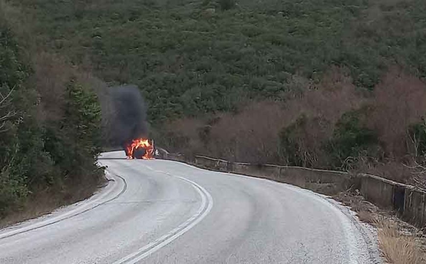 Στις φλόγες αυτοκίνητο πάνω από τη Γραβούνα...