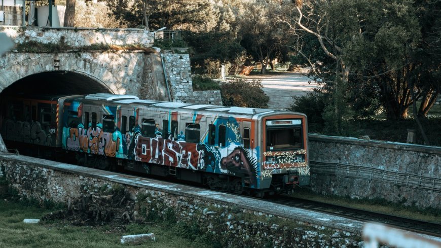 Μαρούσι: Ελεύθεροι οι τέσσερις κατηγορούμενοι μετά τις απολογίες τους για την επίθεση στον ΗΣΑΠ