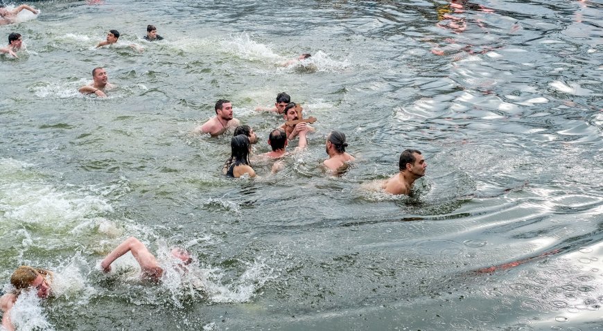 Θεοφάνια Ιωάννινα: Δείτε βίντεο με 12χρονη μαθήτρια να πιάνει τον Σταυρό