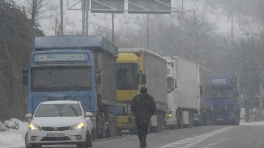 Άνοιξε μετά από 32 ώρες το Δερβένι Θεσσαλονίκης για τις νταλίκες