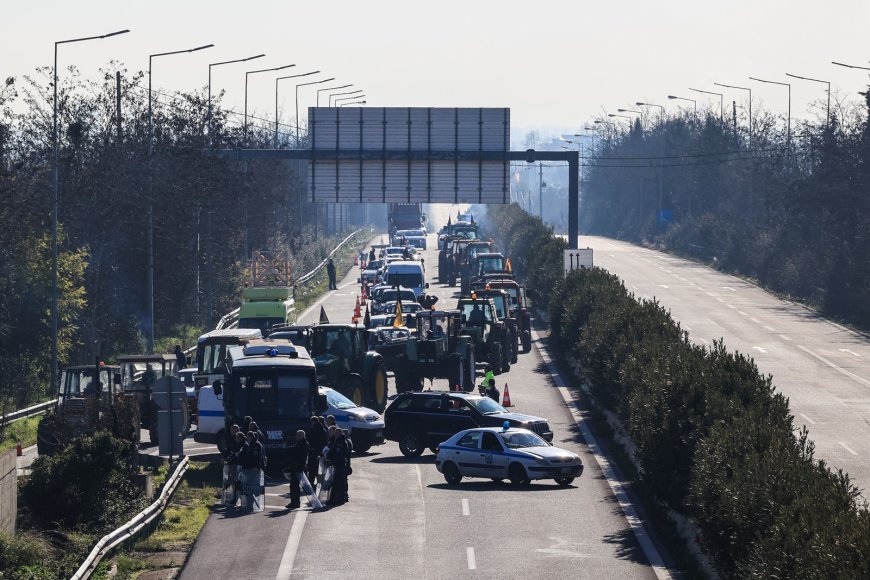 Αγρότες επεισόδια: Τραυματίστηκε αστυνομικός στον Ε-65