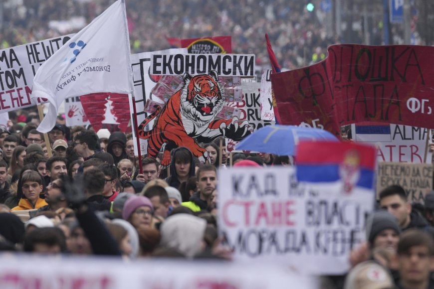 Σερβία: Μαζικές διαδηλώσεις φοιτητών κατά της διαφθοράς – Φοιτήτρια τραυματίστηκε αφού παρασύρθηκε από αυτοκίνητο