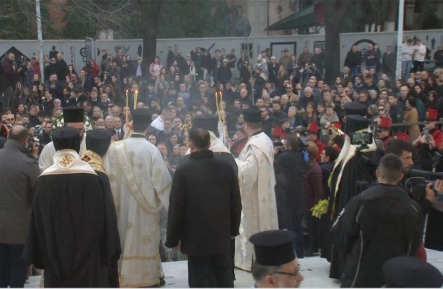 Τιμές και συγκίνηση για τον μακαριστό Αρχιεπίσκοπο Αναστάσιο – Σε λαϊκό προσκύνημα το σκήνωμά του στα Τίρανα