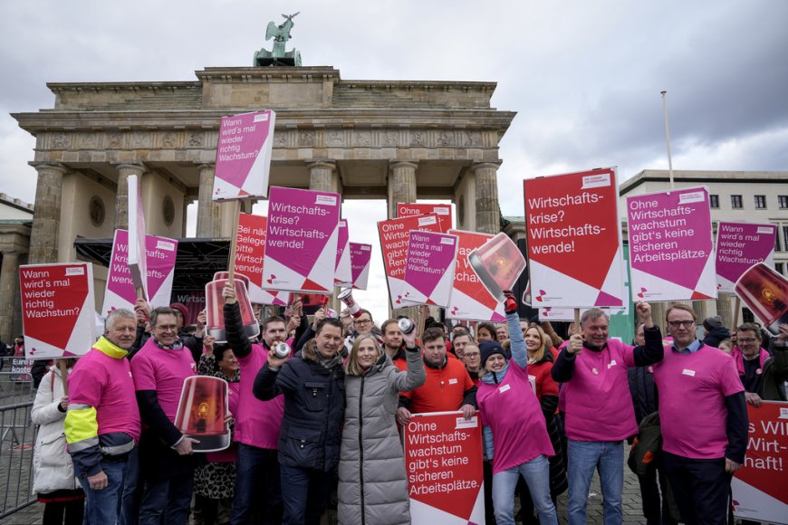 Διαδηλώσεις κατά της AfD και του CDU σε πολλές γερμανικές πόλεις – Διατηρεί ωστόσο το προβάδισμά της η Χριστιανική Ένωση