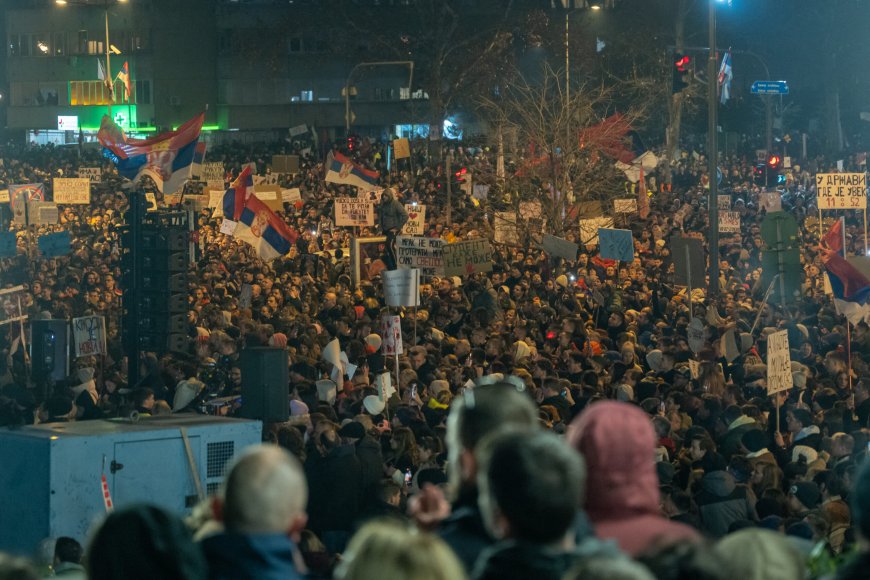 Σερβία: Η πόλη του Νόβι Σαντ παραμένει αποκλεισμένη από τους φοιτητές – Η Μαντόνα στηρίζει τους φοιτητές