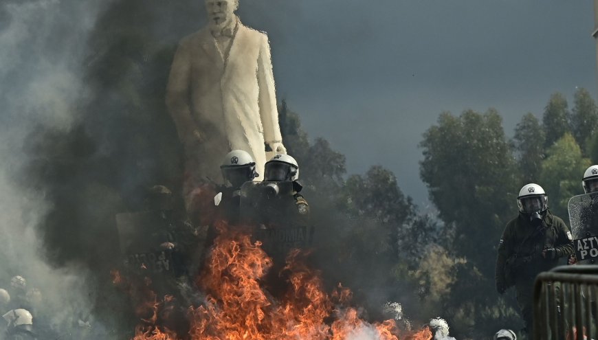 Σύνταγμα επεισόδια: Κουκουλοφόροι πέταξαν βροχή από μολότοφ και πέτρες