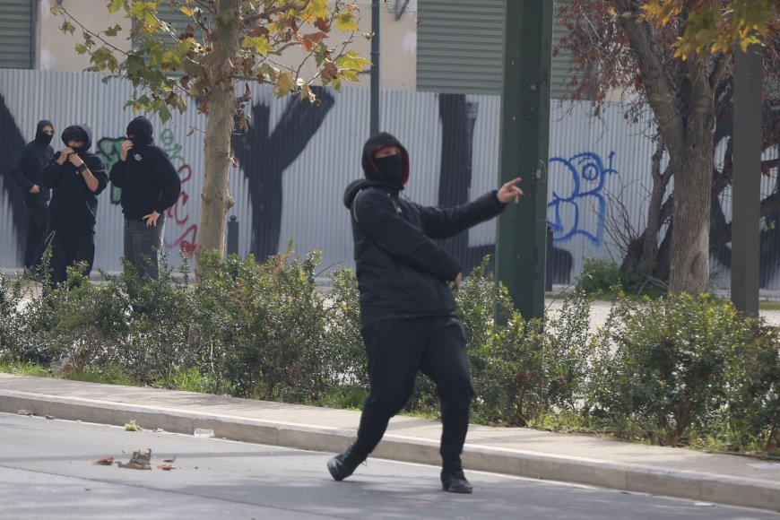 220 προσαγωγές, 72 συλλήψεις για τα επεισόδια στο κέντρο