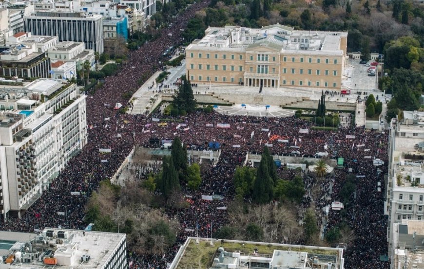 Πόσοι διαδηλωτές πήγαν στη συγκέντρωση στο Σύνταγμα, σύμφωνα με εφαρμογή; 427.314 !