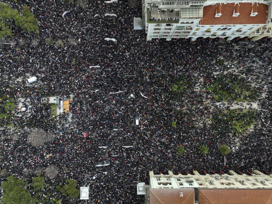 Viral: Διαδηλωτές έκαναν διάδρομο για να περάσει ασθενοφόρο του ΕΚΑΒ