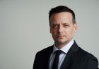 «Η κυβέρνηση αναλαμβάνει πλήρως το Μνημείο» – Ο Δούκας παραδίδει με αιχμές τη σκυτάλη
