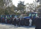 Κομοτηνή: Οι αγρότες παρέταξαν τα τρακτέρ τους έξω από τον παράρτημα του ΟΠΕΚΕΠΕ