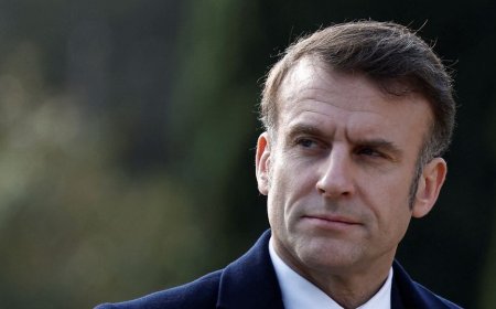 Κρίση στη Γαλλία: Ο σκεπτικός Μακρόν κάνει βόλτα στον Σηκουάνα