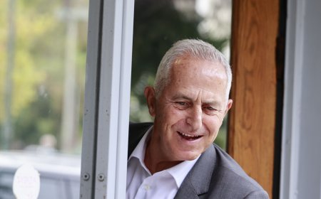 Ακτιβιστές Γάζα: Ο Ευάγγελος Αποστολάκης υποδέχθηκε τον γιο του χθες στο αεροδρόμιο