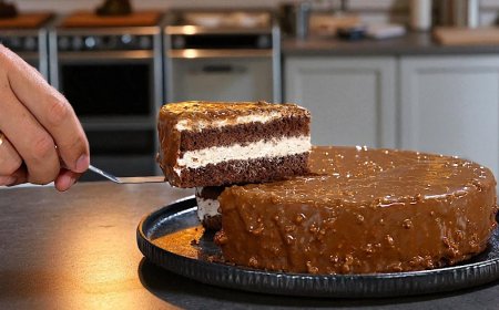 Λαχταριστή σπιτική τούρτα Ferrero Rocher με πλούσια σοκολάτα, τραγανά φουντούκια και βελούδινη κρέμα!