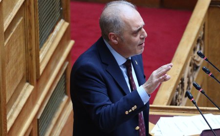 Τέμπη: Σύγκρουση Γεωργιάδη – Βελόπουλου στη Βουλή