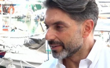 Ο Σπύρος Μαρτίκας απαντά για τα δημοσιεύματα για την κυρία που τον συνόδευε στην Πάρο