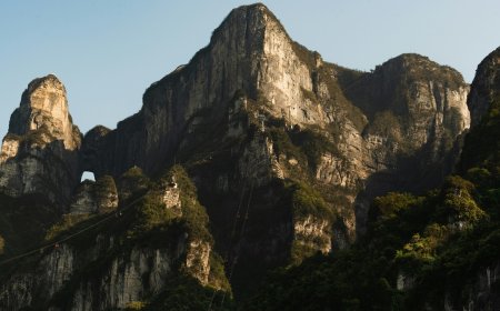Το θαύμα του Lingshan: Κυλιόμενες σκάλες ύψους 1.500 μέτρων ενώνουν… γη και ουρανό