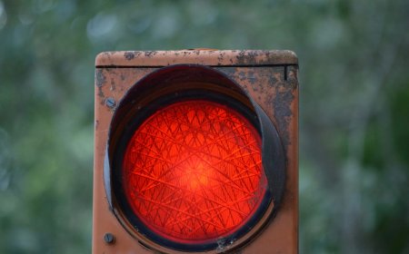 Τροχαίο Κηφισίας: Η στιγμή που αυτοκίνητο έπεσε στην τζαμαρία υποκαταστήματος των ΕΛΤΑ