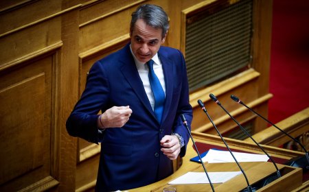 Μητσοτάκης Βουλή: Η Ελλάδα στέκεται πλέον όρθια και περήφανη – Θα συνιστούσα αυτοσυγκράτηση στους ψευτοπατριώτες