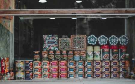 Με «βιτρίνα» μίνι μάρκετ στο κέντρο της Αθήνας δρούσε κύκλωμα διακινητών παράτυπων μεταναστών και πλαστογράφων