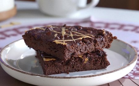 Εύκολο σοκολατένιο κέικ χωρίς ζάχαρη είναι αφράτο, ζουμερό και έτοιμο σε λίγα λεπτά!!!