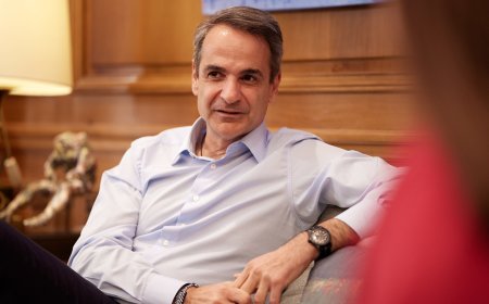 Κλείνει τα μέτωπα