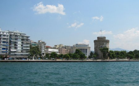 Τροχαίο Θεσσαλονίκη: Αυτοκίνητο συγκρούστηκε με ασθενοφόρο κοντά στο Πανεπιστήμιο