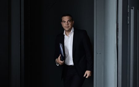 Τσίπρας για Μητσοτάκη: “Συμπεριφέρεται ως ιδιοκτήτης του Άγνωστου Στρατιώτη”