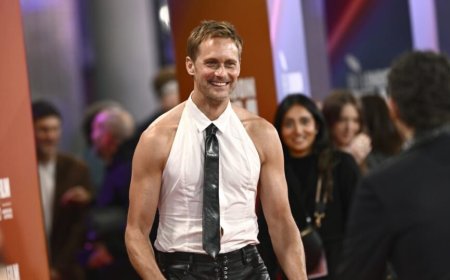 Αλεξάντερ Σκάρσγκορντ: «Άναψε φωτιές» με την αισθησιακή του εμφάνιση στο κόκκινο χαλί