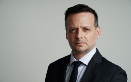 «Η κυβέρνηση αναλαμβάνει πλήρως το Μνημείο» – Ο Δούκας παραδίδει με αιχμές τη σκυτάλη