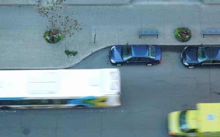 Προκλητικό: Οδηγός παρκάρει μέσα σε στάση λεωφορείου αδιαφορώντας για τους επιβάτες και τον νόμο