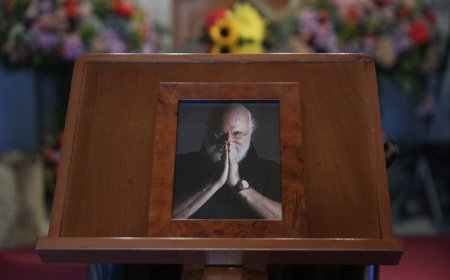 Κηδεία Σαββόπουλου: Στο παρεκκλήσι της Μητρόπολης η σορός του