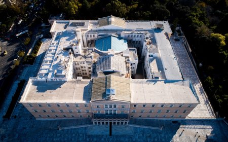 Μνημείο Αγνώστου Στρατιώτη: Απομάκρυναν γυναίκα που καθόταν οκλαδόν