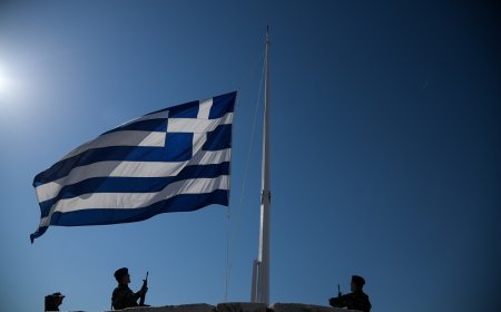 Έπαρση σημαίας στην Ακρόπολη: Η αυγή της μνήμης