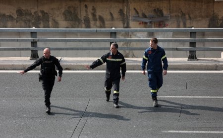 Τροχαίο με νταλίκα στη Βάρη: Μετέφερε σακιά με χώμα