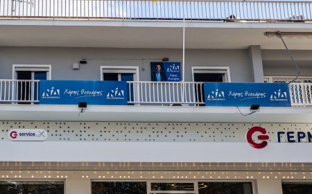 Θεοχάρης γραφείο: Στόχος εμπρηστικής επίθεσης