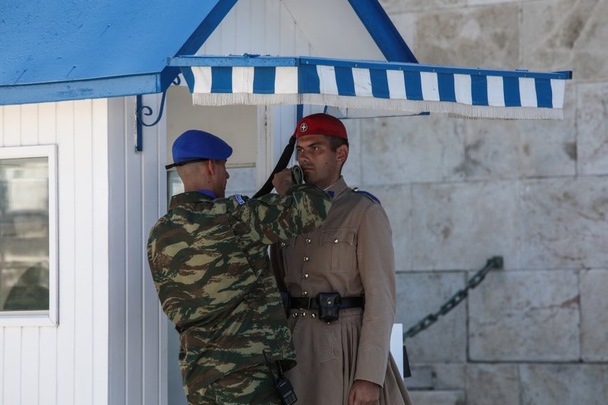 Μαρινάκης στη Χρηστίδου: Μόλις ψηφιστεί η τροπολογία για το μνημείο του Αγνώστου Στρατιώτη, δεν θα επιτρέπεται ούτε διαμαρτυρία ούτε γκράφιτι και πανό