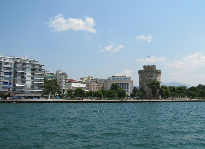 Τροχαίο Θεσσαλονίκη: Αυτοκίνητο συγκρούστηκε με ασθενοφόρο κοντά στο Πανεπιστήμιο