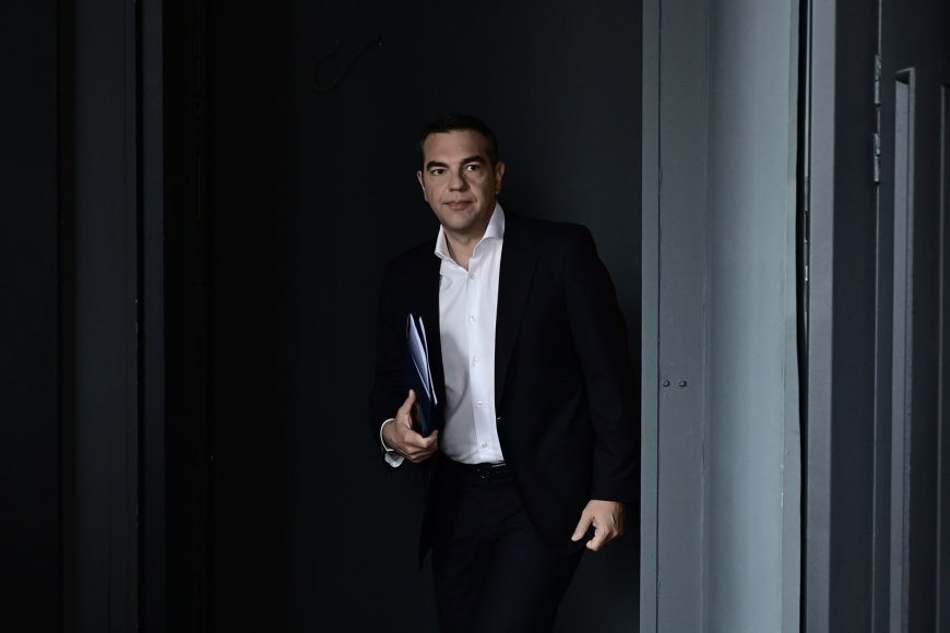 Τσίπρας για Μητσοτάκη: “Συμπεριφέρεται ως ιδιοκτήτης του Άγνωστου Στρατιώτη”